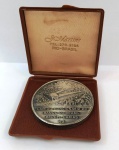Medalha 30 Anos da associação  dos antigos funcionarios do Banco do Brasil - Xerém - Caxias - Rj - 1981 - Metal prateado. No estojo . Mede: 30 mm 