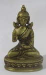 ESCULTURAS - Escultura de origem Indiana confeccionada em bronze ricamente cinzelado, representando Divindade Buda Hindu Abhaya Mudra, com filigranas em alto relevo. Este Mudra é o gesto da coragem. Representa a fase da vida de Buda imediatamente após alcançar a iluminação. Medidas alt 7,5 cm x comp base 4,5 cm x larg 3 cm.