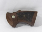 MILITARIA - Cabo em madeira para revólver, da marca TAURUS. Em ótimo estado de conservação. Medidas comp 11 cm x larg 5,5 cm.