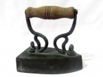 COLECIONISMO - Antigo ferro de passar roupas em ferro fundido, à brasa, com cabo em madeira. Medidas alt 13,5 cm x larg 13 cm.