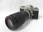 FOTOGRAFIA - Antiga câmera fotográfica da marca Nikomat, de fabricação japonesa, NIKON Zoom -NIKKOR - C Auto 1 : 4.5 f = 80 200mm 197969. Não testada e sem garantia de funcionamento.