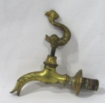 BRONZE - Antiga torneira em bronze trabalhada com peixe com boca de pato. Medidas alt 15 cm x  comp 15 cm.