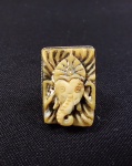 JOIA, anel de Prata, montagem com figura de Ganesha (Deus do intelecto, saber e fortuna para a tradição religiosa do hinduísmo e védica) em resina, aro 24, peso total 6,2grs.