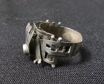 JOIA, anel de Prata dito "anel de veneno" com compartimento, contraste México, representando símbolo asteca, aro 20 ajustável, peso 6,5grs.