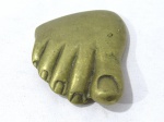 BRONZE- Peso para papel produzido em bronze no formato de pé,  medidas: larg 6,5 cm x comp 8,5.