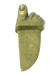 BRONZE- Um (1)  Porta cartões / lâmina para abertura de correspondências em bronze polido, representando Pé, . assinado zezé. larg 12 cm x comp 5 cm.