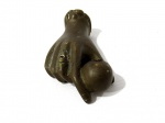 BRONZE- Antigo peso de papel e porta pena em bronze cinzelado e patinado na forma de mão feminina. medidas: larg 4 cm x comp 7 cm.