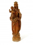 ARTE SACRA - uma (1) imaginária representando nossa senhora auxiliadora em madeira esculpida a mão . medidas: alt 17,5 cm x medidas da base 4,5 cm. menino jesus faltando um dedo e uma parte do pé,  e cetro colado.