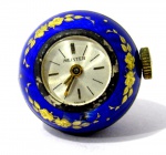 DIVERSOS- Cloisonné Um (1) pingente  esférico em formato de relógio da marca meister, decorados com guirlandas douradas. medidas: diam 2 cm.