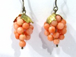 BIJUTERIAS - Par de delicados brincos em coral e guarnições em metal dourado no formato de cachos de uvas. medidas: 3,5 cm.