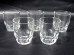 VIDRO - Cinco (5) copos para shot em vidro translúcido incolor. Medidas: altura 7,5 cm x 6,4 diâmetro.