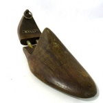 DIVERSOS - Uma (1) forma modeladora para sapatos (lasseadora) da marca BALLY  confeccionado em madeira. Medidas: 29 cm de comprimento x 7,7 cm de altura.