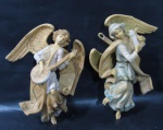 ESCULTURAS - Dois adornos de parede confeccionados em resina italiana representando "Anjos Musicistas", sendo um tocando harpa e um tocando bandolim, ricamente policromada e detalhada. Medidas do maior alt 22 cm x larg 15 cm.