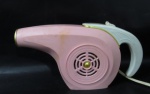 DIVERSOS - Um secador de cabelos da marca ARNO, 110 V, cor rosa, completo, acondicionado em caixa original. Medidas da caixa larg 32 cm x 32 cm.