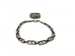 BIJUTERIAS  - Um (1) anel estilo aliança em prata, aro número 15 e uma (1) pulseira em prata. Medida: pulseira 8,5 cm de comprimento fechada.