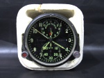 COLECIONISMO - Um (1) relógio painel de avião caça MIG29-RUSSO, décadas de 60/70, possui cronometro, funciona a corda + ou - 2 dias. Funcionando, mas sem garantia de funcionamento futuro. Medidas: 9 cm de diâmetro x 9 cm de fundo x 585g de peso