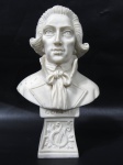 ESCULTURAS - Um busto em resina branca  delicadamente trabalhada a mão representando Goethe. Medidas: 14,6 cm. comp da base 4,3 cm. Possui discreto bicado na gola e lábio inferior.