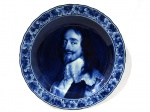 FAIANÇA HOLANDESA DE DELFT, um (1) medalhão, retratando o Rei da Inglaterra, Charles I (1600 a 1649), pintado a mão na técnica blue and white, borda com barrado floral, medindo 39 cm diâmetro, baseada na obra de Van Dick, marca de origem no verso.