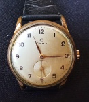 RELÓGIO, um (1) antigo relógio de pulso, Suíço, da marca CYMA (fundada em 1862 pelos irmãos Joseph Schwob e Theodore Schwob na Suíça; em 1892 associaram-se a Henri Sandoz & Cie Empresa Atacadista de relógios, tornando-se CYMA WATCH Co.; atualmente é propriedade de STELUX INTERNATIONAL Ltd.), mostrador com algarismos arábicos, mecânico com 15 rubis ou safiras, máquina numerada 217329, caixa em metal dourado, tampa em aço inox, numerada na parte interna da tampa 78326 3653 20, medindo 34 mm diâmetro, pulseira em couro falta a presilha, usado, funcionando e sem garantia.