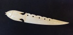 DIVERSOS, uma (01) espátula/abridor entalhada em osso com cabo representando peixe, medindo 12,5cm de comprimento.