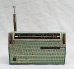 ELETRÔNICO, um (1) rádio STANDARD, tonalidade azul, capa em couro, All Wave Transistor 8, Made in Japan, usado, não testado e sem garantia.