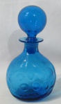 VIDRO - Garrafa licoreira produzida em vidro na cor azul,  bojo com lapidação em feitio de bolas e tampa em formato de esfera. Medidas alt 20 cm x diam da boca 5 cm.
