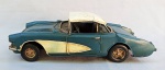 BRINQUEDO, um (1) carro miniatura confeccionado em lata e outros materiais, tonalidades azul e branca, possui ligeiros sinais de oxidação, medindo 25,5 cm comprimento.