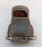 BRINQUEDO, um (1) carro miniatura fusca, confeccionado em lata e outros materiais, tonalidade preta, possui ligeiros sinais de oxidação, medindo 32,5 cm comprimento.