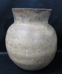 ARTE POPULAR - Grande vaso confeccionado em barro cozido. Medidas alt 35 cm x diam da bosa 22 cm x diam da base 16 cm. Com um bicado na borda.