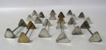 METAL PRATEADO - Doze (12) descansos para talheres em metal espessurado à prata, laterais encimadas por triângulos cinzelados com motivos vegetalistas. Medidas: 7,9 cm de comprimento