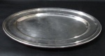 METAL ARCKRUPP - Uma (1) travessa em metal espessurado à prata, formato ovalado, manufatura marcada na peça. Necessita banho. Medidas: 47,1 cm de comprimento x 31,5 cm de largura