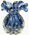 MURANO - Belíssimo e delicado vaso dito trouxinha em vidro artístico de Murano, de tonalidade Azul Cobalto, feitio com bolhas, pó de ouro e linda borda. Itália século XX. Perfeito estado de conservação. Mede 16 cm de altura x 14 cm de largura aproximadamente.
