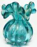 MURANO - Belíssimo e delicado vaso dito trouxinha em vidro artístico de Murano, de tonalidade Azul Petróleo, feitio com bolhas, pó de ouro e linda borda. Itália século XX. Perfeito estado de conservação. Mede  16 cm de altura x 14 cm de largura aproximadamente.