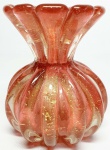 MURANO - Belíssimo vaso dito Fiore executado em vidro artístico de Murano de tonalidade Pink, feitio gomado com bolhas, pó de ouro espalhado e linda borda. Itália século XX . Perfeito estado de conservação. 15 cm de altura x 13 cm de diâmetro.