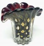 MURANO - Belíssimo e elegante delicado vaso em vidro artístico de Murano estilo Napoleão de linda tonalidade dita Black Violeta, feitio gomado com bolhas, pó de ouro e linda borda.  Itália século XX. Perfeito estado de conservação. Mede 12,5 cm de altura x 13 cm de largura.