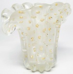 MURANO - Belíssimo e elegante vaso em vidro artístico de Murano estilo Napoleão de linda tonalidade dita Branco Opalino, feitio gomado com bolhas, pó de ouro e linda borda. Perfeito estado de conservação. Mede 14 cm de altura x 15,5 cm de largura.