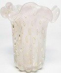 MURANO - Belíssimo vaso em vidro artístico de Murano, design exclusivo dito ´´Napoli´´ de bela tonalidade Rosa Opalino, feitio gomado com bolhas, pó de ouro e linda borda. Perfeito estado de conservação, 14,5 cm de altura x 12 cm de diâmetro. Itália século XX.