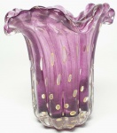 MURANO - Belíssimo vaso em vidro artístico de Murano, design exclusivo dito ´´Napoli´´ de bela tonalidade Roxo, feitio gomado com bolhas, pó de ouro e linda borda. Itália século XX. Perfeito estado de conservação, 14 cm de altura x 13 cm de diâmetro.