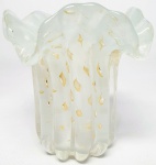 MURANO - Belíssimo vaso em vidro artístico de Murano, design exclusivo dito ´´Napoli´´ de bela tonalidade Branco Opalino, feitio gomado com bolhas, pó de ouro e linda borda. Itália século XX . Perfeito estado de conservação, 13,5 cm de altura x 13,5 cm de diâmetro.