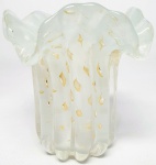 MURANO - Belíssimo vaso em vidro artístico de Murano, design exclusivo dito ´´Napoli´´ de bela tonalidade Branco Opalino, feitio gomado com bolhas, pó de ouro e linda borda. Itália século XX . Perfeito estado de conservação, 13,5 cm de altura x 13,5 cm de diâmetro.