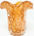 MURANO - Belíssimo e elegante vaso em vidro artístico de Murano, design exclusivo dito ´´Napoli´´ de bela tonalidade Orange B, feitio gomado com bolhas, pó de ouro e linda borda. Itália século XX . Perfeito estado de conservação, mede aproximadamente 13,5 cm de altura x 13 cm de diâmetro.