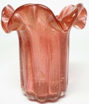 MURANO - Belíssimo e elegante vaso em vidro artístico de Murano, design exclusivo dito ´´Napoli´´ de bela tonalidade Pink, feitio gomado com bolhas, pó de ouro espalhado e linda borda. Itália século XX . Perfeito estado de conservação, mede aproximadamente 14 cm de altura x 13 cm de diâmetro.