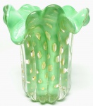 MURANO - Belíssimo e elegante vaso em vidro artístico de Murano, design exclusivo dito ´´Napoli´´ de bela tonalidade Verde Tiffany, feitio gomado com bolhas, pó de ouro e linda borda. Itália século XX . Perfeito estado de conservação, mede aproximadamente 13,5 cm de altura x 13 cm de diâmetro.