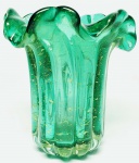 MURANO - Belíssimo e elegante vaso em vidro artístico de Murano, design exclusivo dito ´´Napoli´´ de bela tonalidade Verde Esmeralda, feitio gomado com bolhas, pó de ouro espalhado e linda borda. Itália século XX . Perfeito estado de conservação, mede aproximadamente 14 cm de altura x 13 cm de diâmetro.