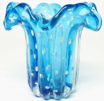 MURANO - Belíssimo e elegante vaso em vidro artístico de Murano, design exclusivo dito ´´Napoli´´ de bela tonalidade Azul Safira, feitio gomado com bolhas, pó de ouro e linda borda.  Itália século XX. Perfeito estado de conservação, mede aproximadamente 13 cm de altura x 14 cm de diâmetro.