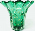 MURANO - Belíssimo e elegante vaso em vidro artístico de Murano, design exclusivo dito ´´Trecce´´ de bela tonalidade Verde Esmeralda, feitio gomado com bolhas, pó de ouro e linda borda. Itália século XX . Perfeito estado de conservação, mede aproximadamente 13 cm de altura x 15 cm de diâmetro.
