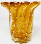 MURANO - Belíssimo vaso dito Forlí executado em vidro artístico de Murano de tonalidade Âmbar Claro, feitio gomado rico em movimentos com bolhas, pó de ouro e linda borda. Itália século XX. Perfeito estado de conservação. 13 cm de altura x 12 cm de diâmetro.