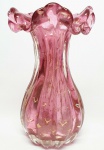 MURANO - Belíssimo e elegante vaso executado em vidro artístico de Murano, feitio gomado rico em movimentos com bolhas, pó de ouro e linda borda. Itália século XX. Perfeito estado de conservação. 19,5 cm de altura x 12,5 cm de diâmetro.