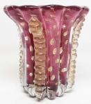 MURANO - Belíssimo vaso em vidro artístico de Murano, design exclusivo dito ´´Vittoria´´ de tonalidade Pink, feitio gomado, adornado por linda e rara Moriza com bolhas e pó de ouro. Itália século XX . Perfeito estado de conservação. Mede 14 cm de altura x 13 cm de diâmetro.