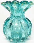 MURANO - Belíssimo vaso dito Fiore executado em vidro artístico de Murano de tonalidade Azul Petróleo, feitio gomado com bolhas, pó de ouro espalhado e linda borda. Itália século XX . Perfeito estado de conservação. 15 cm de altura x 13 cm de diâmetro.